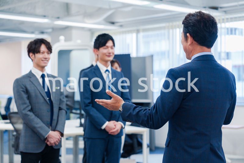 オフィスで朝会をするビジネスパーソン