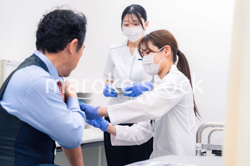 ワクチン接種・採血をする医療従事者の女性