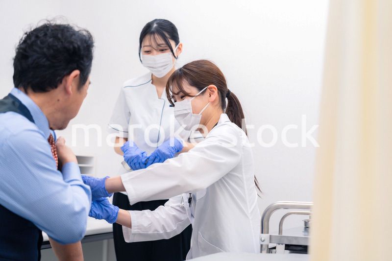 ワクチン接種・採血をする医療従事者の女性