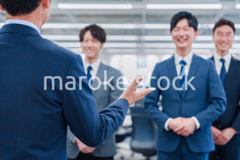 オフィスで朝会をするビジネスパーソン
