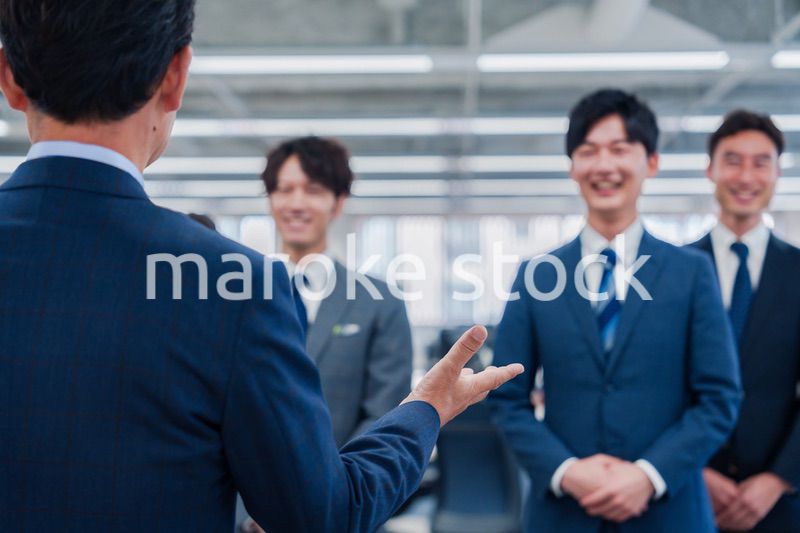 オフィスで朝会をするビジネスパーソン