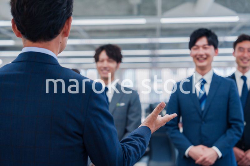 オフィスで朝会をするビジネスパーソン