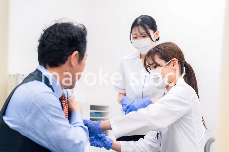 ワクチン接種・採血をする医療従事者の女性