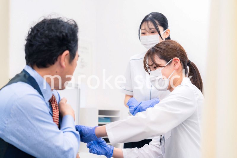 ワクチン接種・採血をする医療従事者の女性