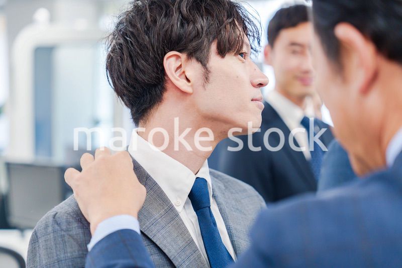 部下の身だしなみを整える上司