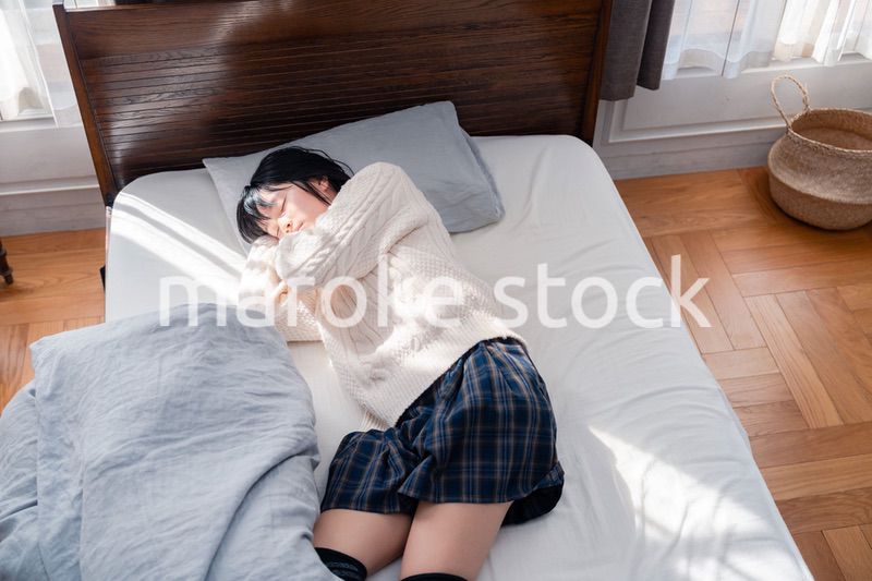 ベッドでゴロゴロする女子高生