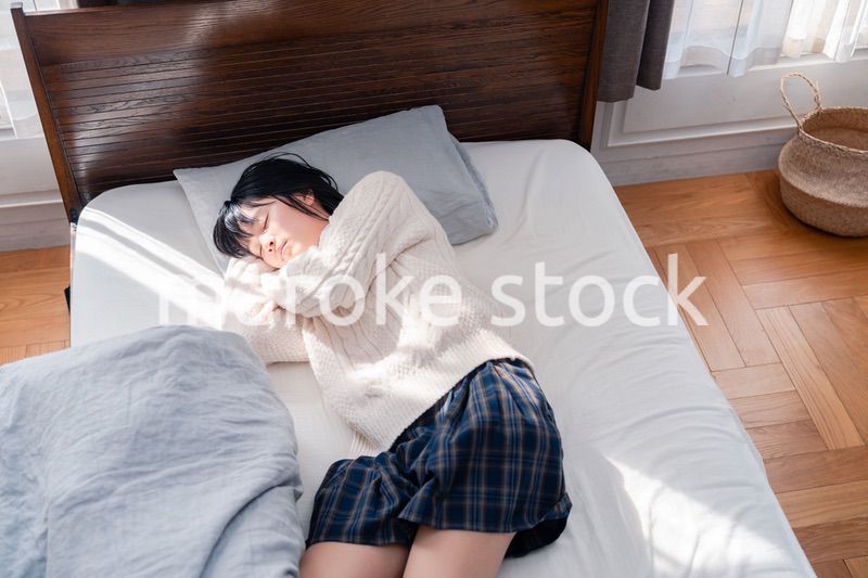 ベッドでゴロゴロする女子高生