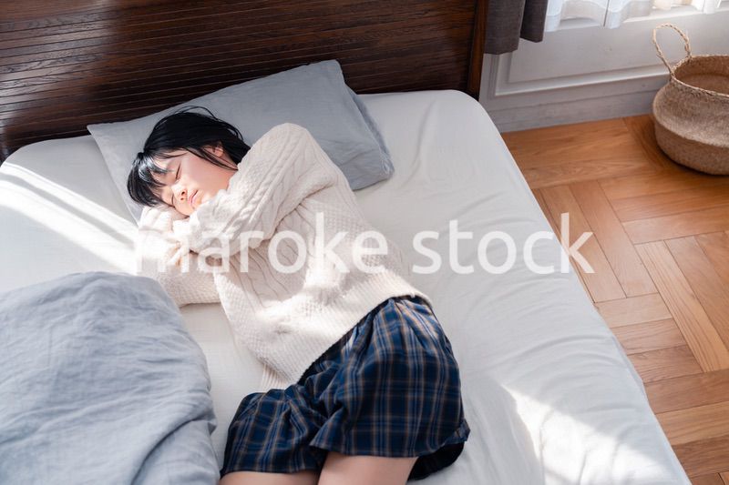 ベッドでゴロゴロする女子高生