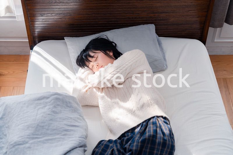 ベッドでゴロゴロする女子高生