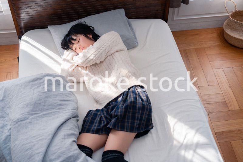ベッドでゴロゴロする女子高生
