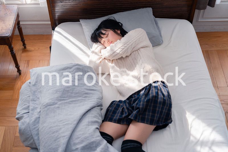 ベッドでゴロゴロする女子高生