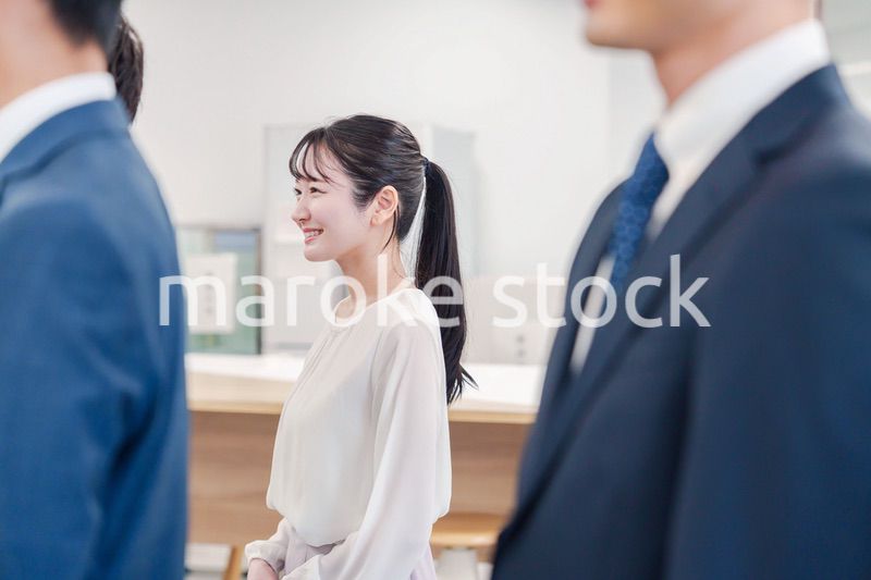 オフィスで楽しく働く若いキャリアウーマン