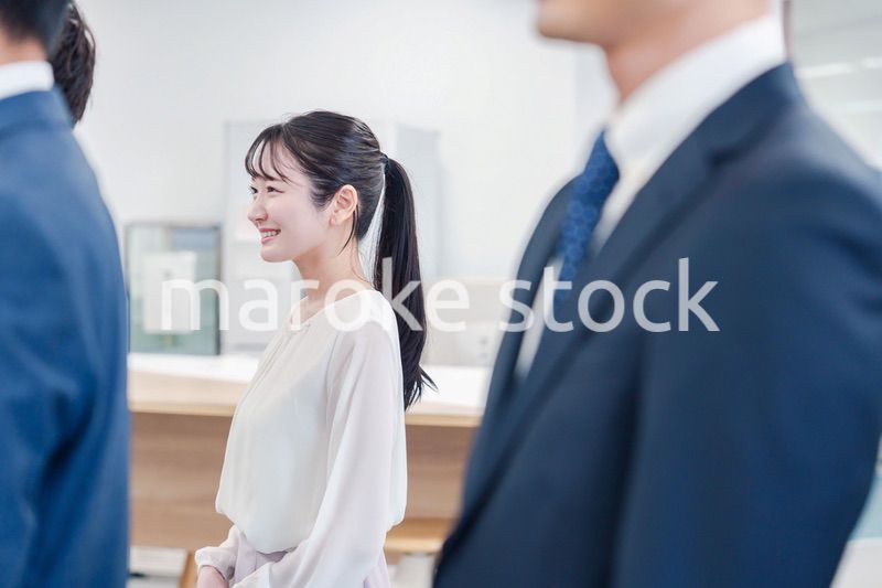 オフィスで楽しく働く若いキャリアウーマン