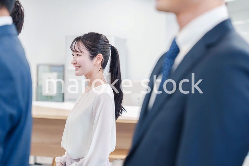 オフィスで楽しく働く若いキャリアウーマン