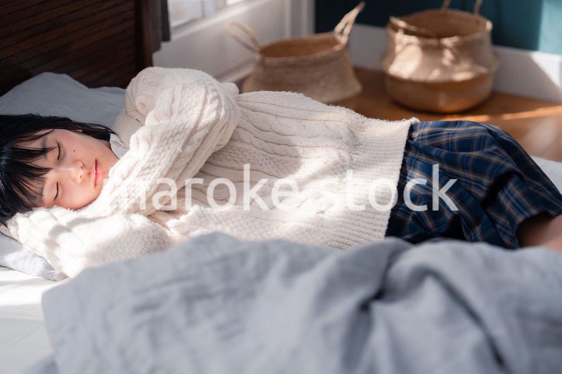 ベッドでゴロゴロする女子高生