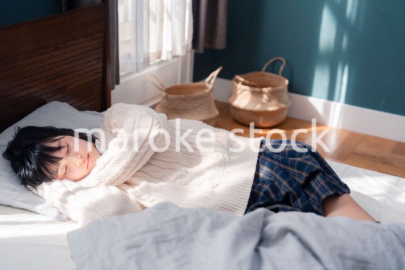 ベッドでゴロゴロする女子高生