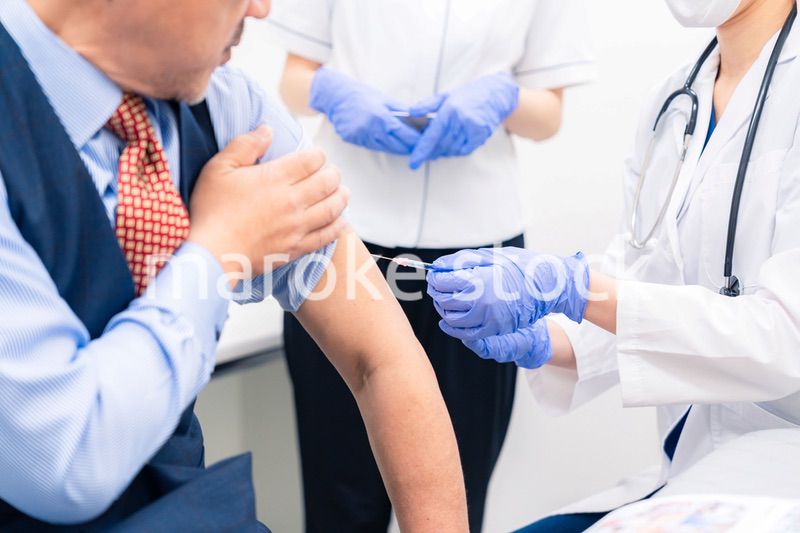 ワクチン接種・採血をする医療従事者の女性