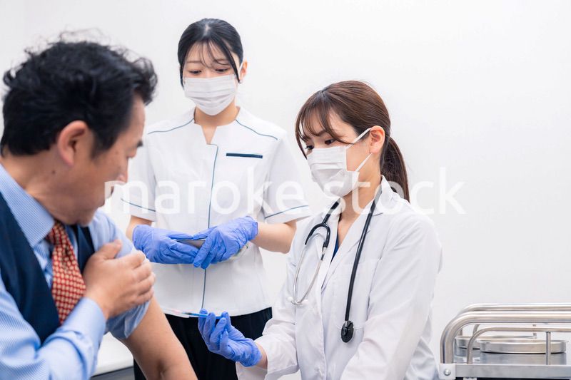 ワクチン接種・採血をする医療従事者の女性