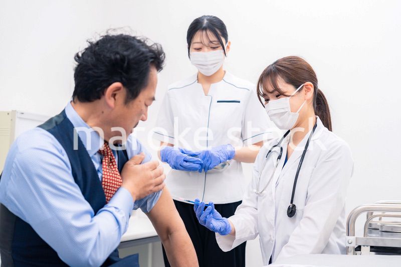ワクチン接種・採血をする医療従事者の女性