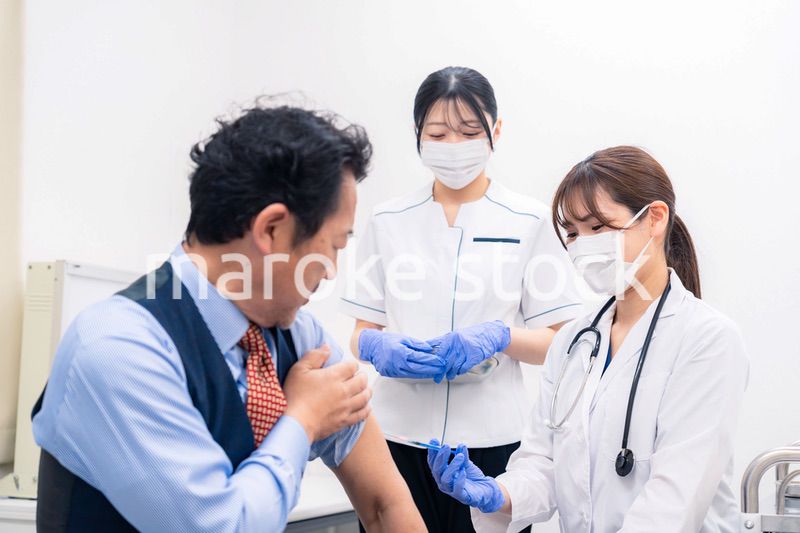 ワクチン接種・採血をする医療従事者の女性