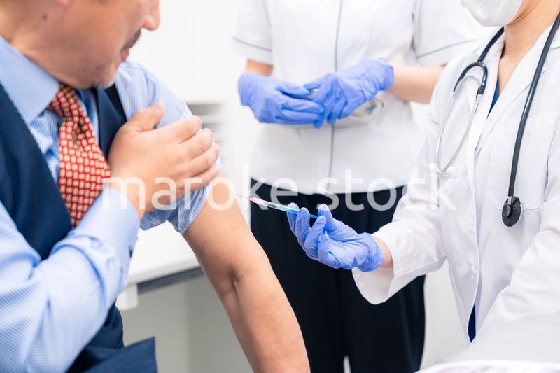 ワクチン接種・採血をする医療従事者の女性