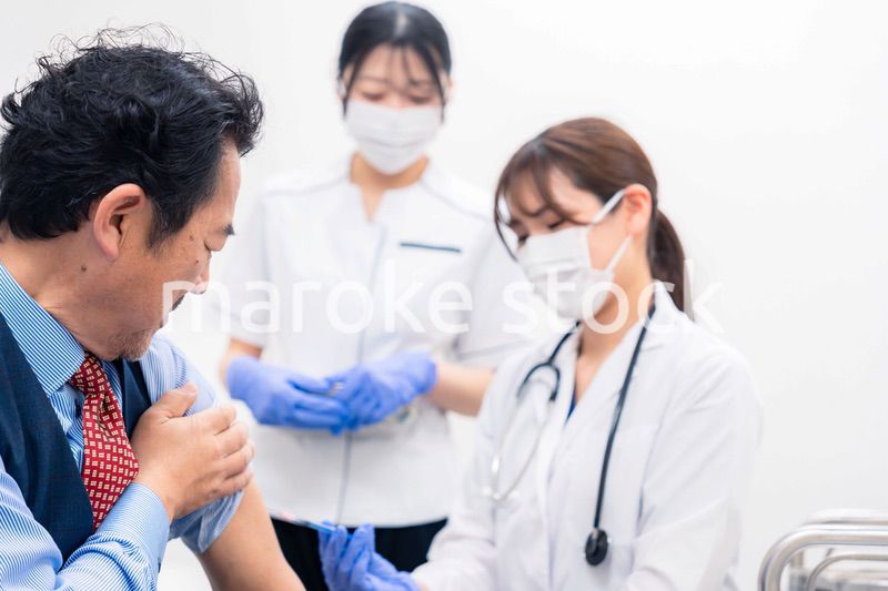 ワクチン接種・採血をする医療従事者の女性