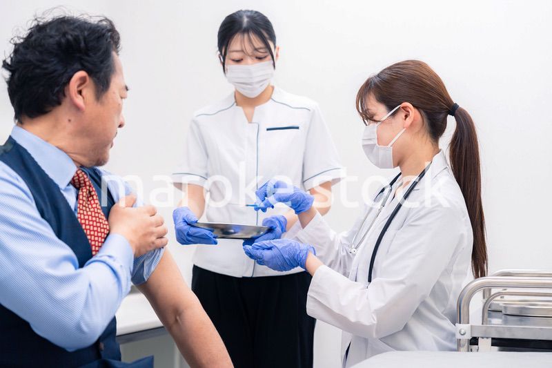 ワクチン接種・採血をする医療従事者の女性