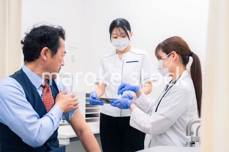 ワクチン接種・採血をする医療従事者の女性