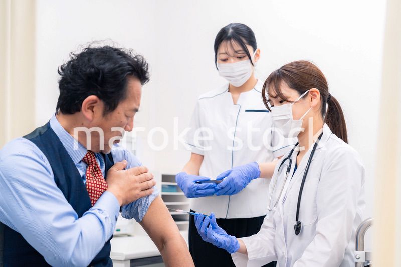 ワクチン接種・採血をする医療従事者の女性