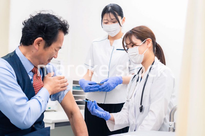 ワクチン接種・採血をする医療従事者の女性
