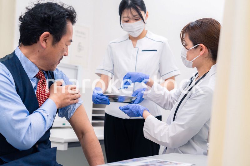 ワクチン接種・採血をする医療従事者の女性