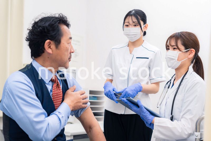 ワクチン接種・採血をする医療従事者の女性