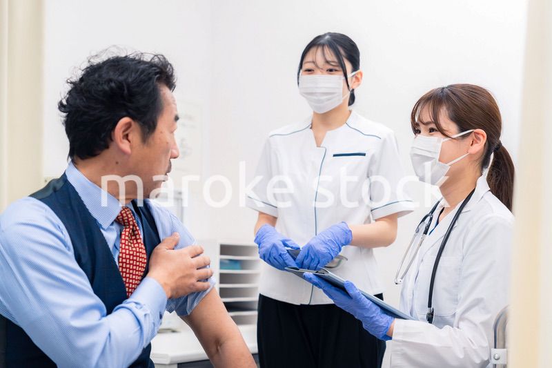 ワクチン接種・採血をする医療従事者の女性