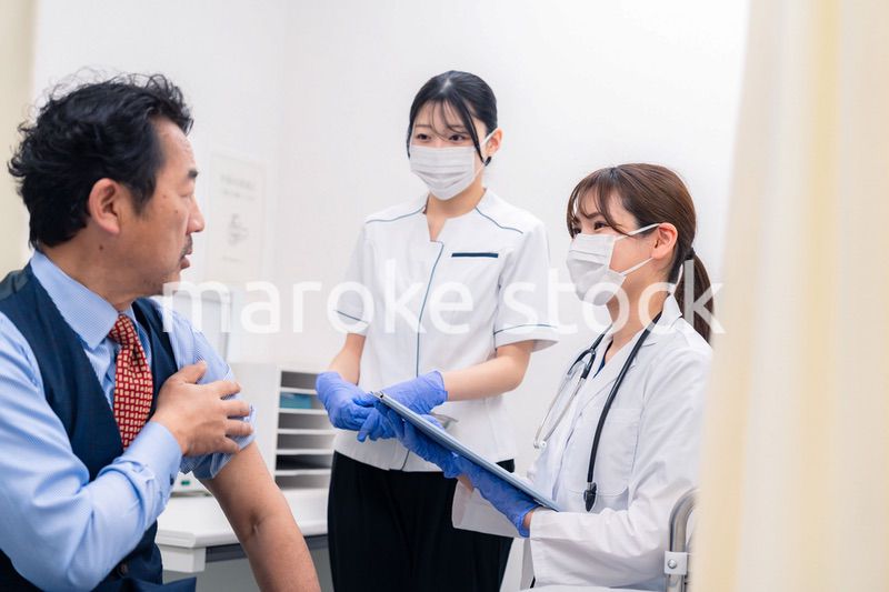 ワクチン接種・採血をする医療従事者の女性