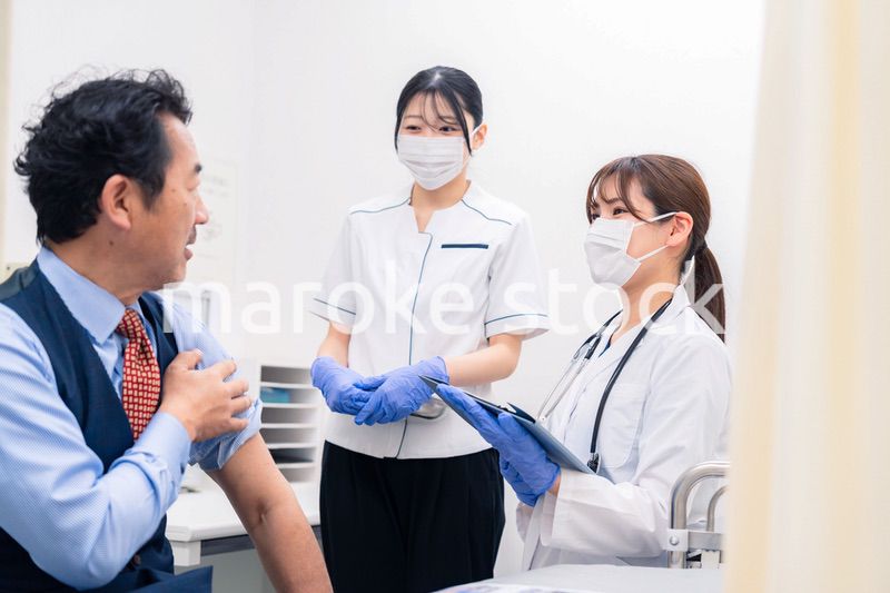 ワクチン接種・採血をする医療従事者の女性