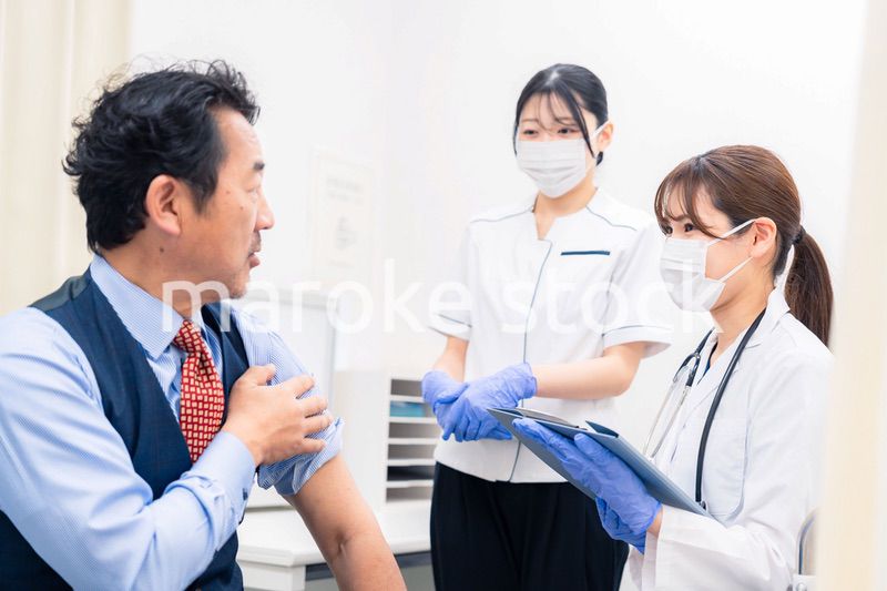 ワクチン接種・採血をする医療従事者の女性