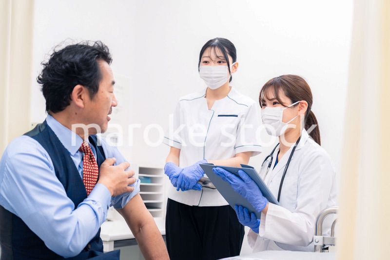 ワクチン接種・採血をする医療従事者の女性