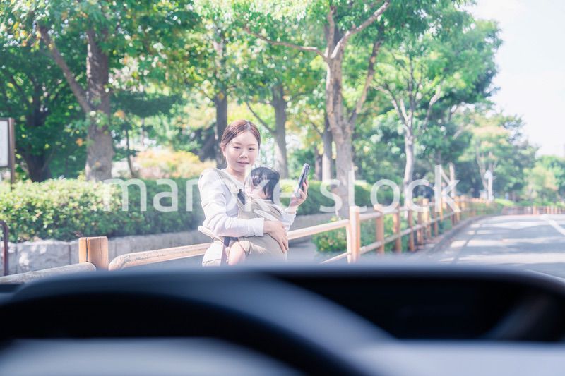 車と衝突しそうになる抱っこ紐をつけた女性
