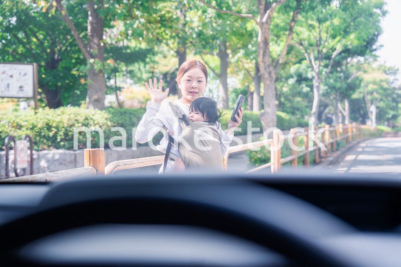 車と衝突しそうになる抱っこ紐をつけた女性