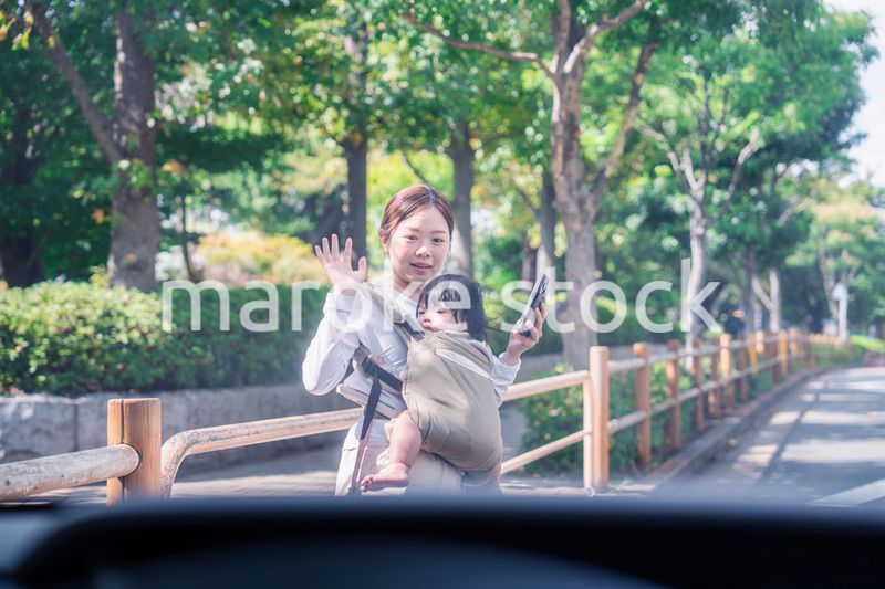 車と衝突しそうになる抱っこ紐をつけた女性