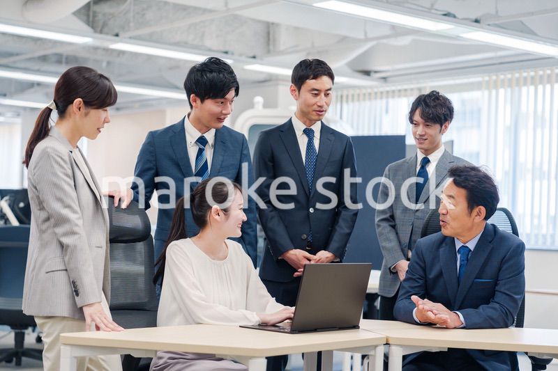 チームメンバーで非常ににこやかに仕事をするオフィスワーカー