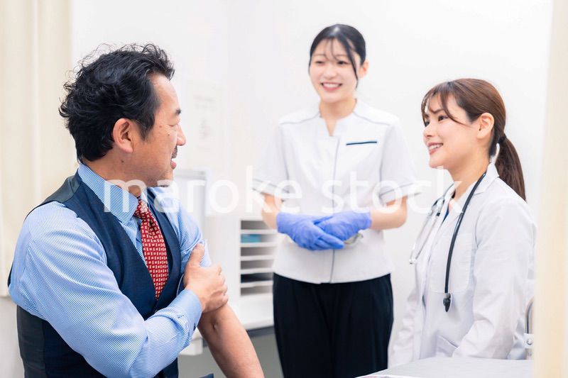 ワクチン接種・採血をする医療従事者の女性