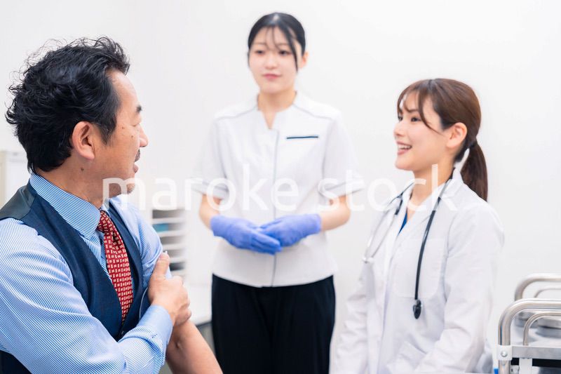 ワクチン接種・採血をする医療従事者の女性