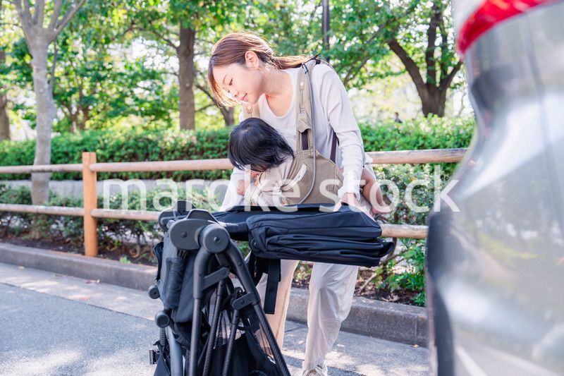 子どもと車でお出かけするお母さん