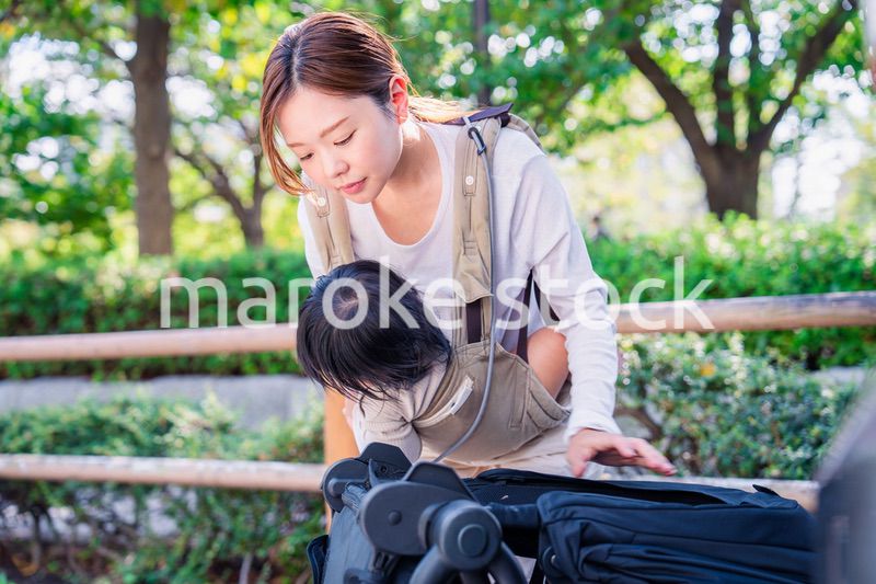 子どもと車でお出かけするお母さん