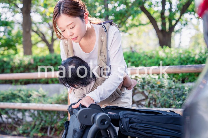 子どもと車でお出かけするお母さん