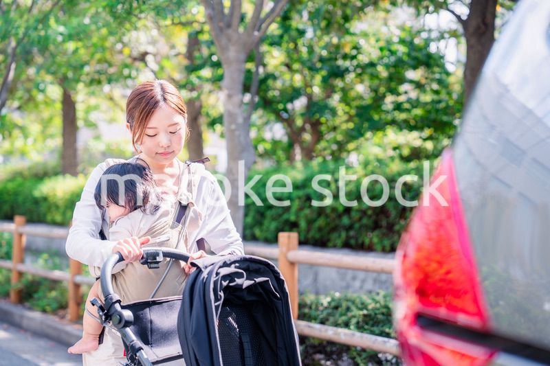 子どもと車でお出かけするお母さん