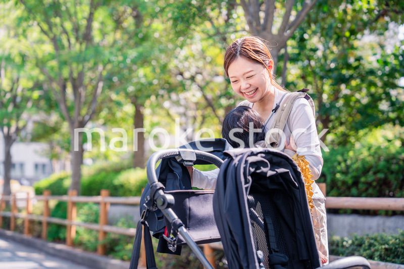ベビーカーでお出かけをするお母さんと子ども