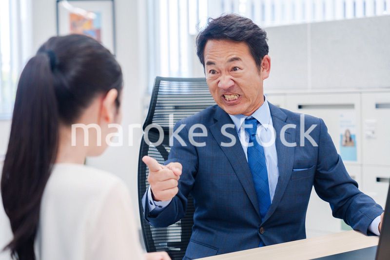 上司からパワハラを受ける社員