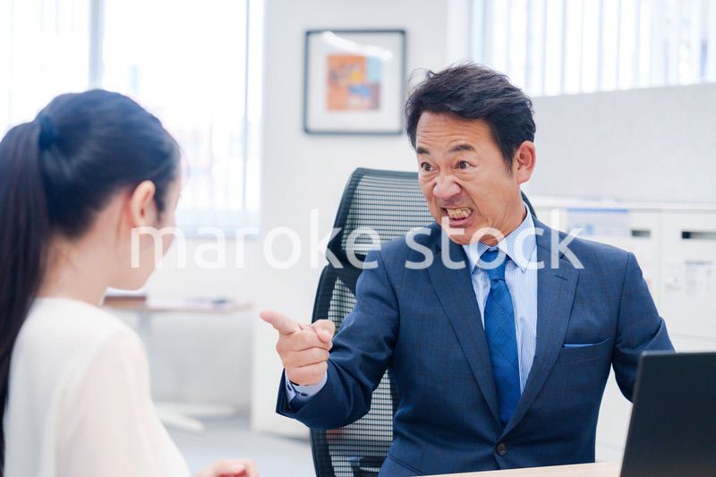 上司からパワハラを受ける社員